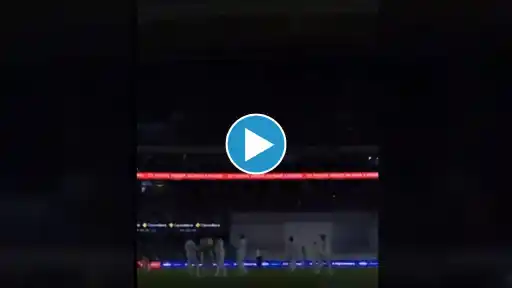 Floodlight failure causes play to halt in Adelaide