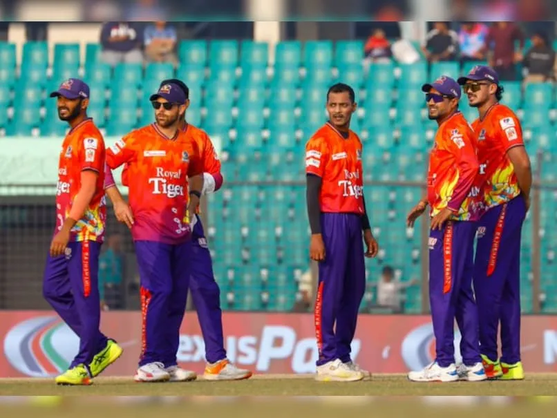 Durbar Rajshahi players locked in bus