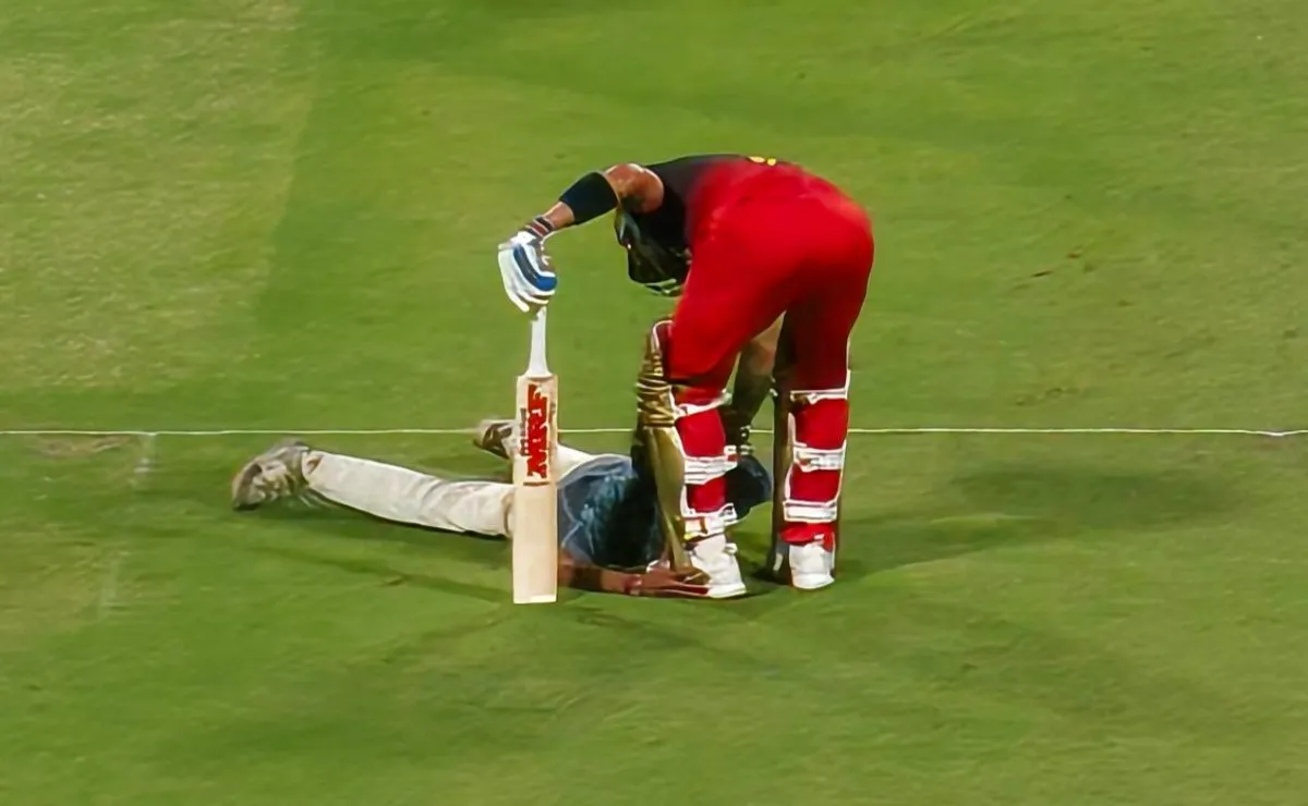 Watch:A fan breached the field and touched Virat Kohli's feet.