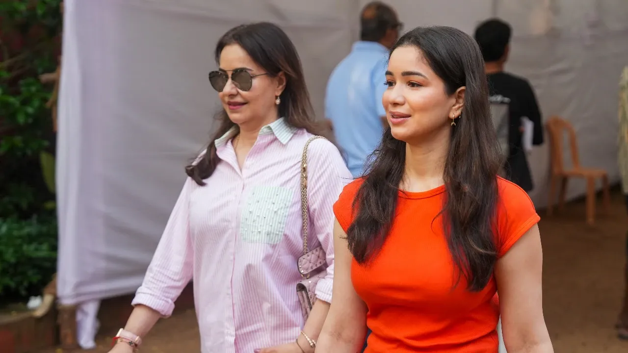 Sara Tendulkar, daughter of cricket legend Sachin Tendulkar, buys the Mumbai franchise in GEPL. 