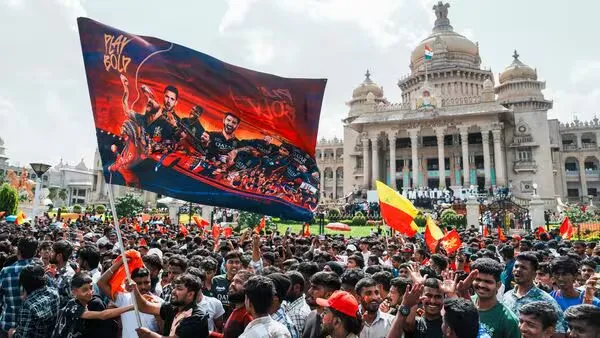 Massive crowd gather at Vidhana Soudha for RCB