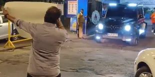 Fan getting autograph of Shreyas Iyer