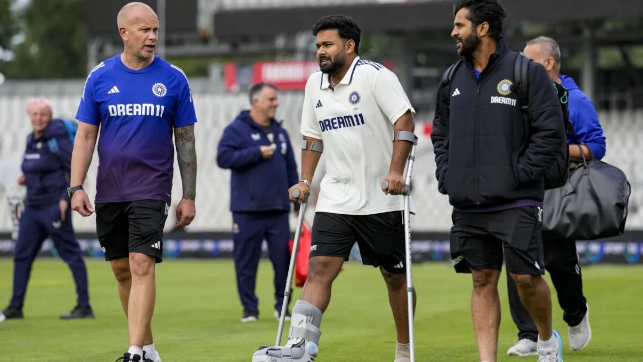 Injured-Rishabh-Pant-in-Manchester-Test.webp