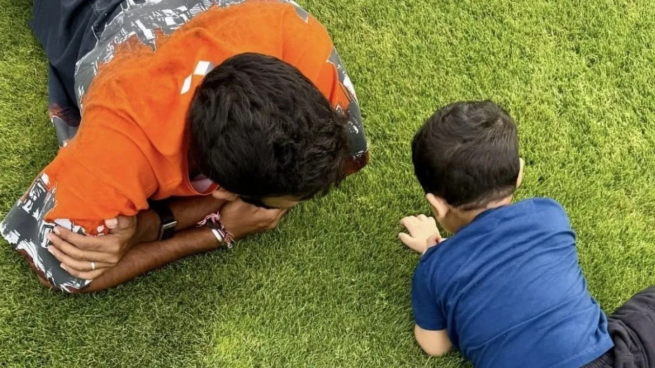 Jasprit Bumrah playing with his son (Image via Instagram-@sanjanaganesan)