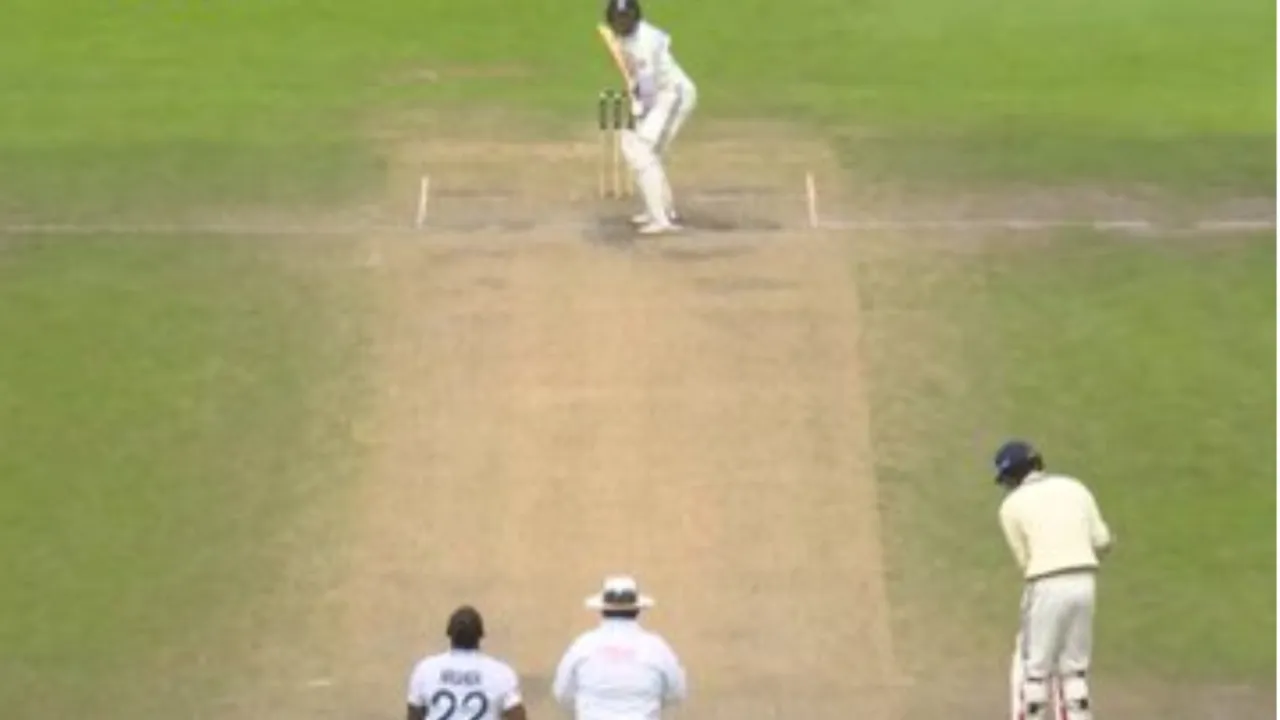 Jofra Archer dismisses Shubman Gill. 