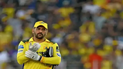 Bravo-on-Dhoni.webp