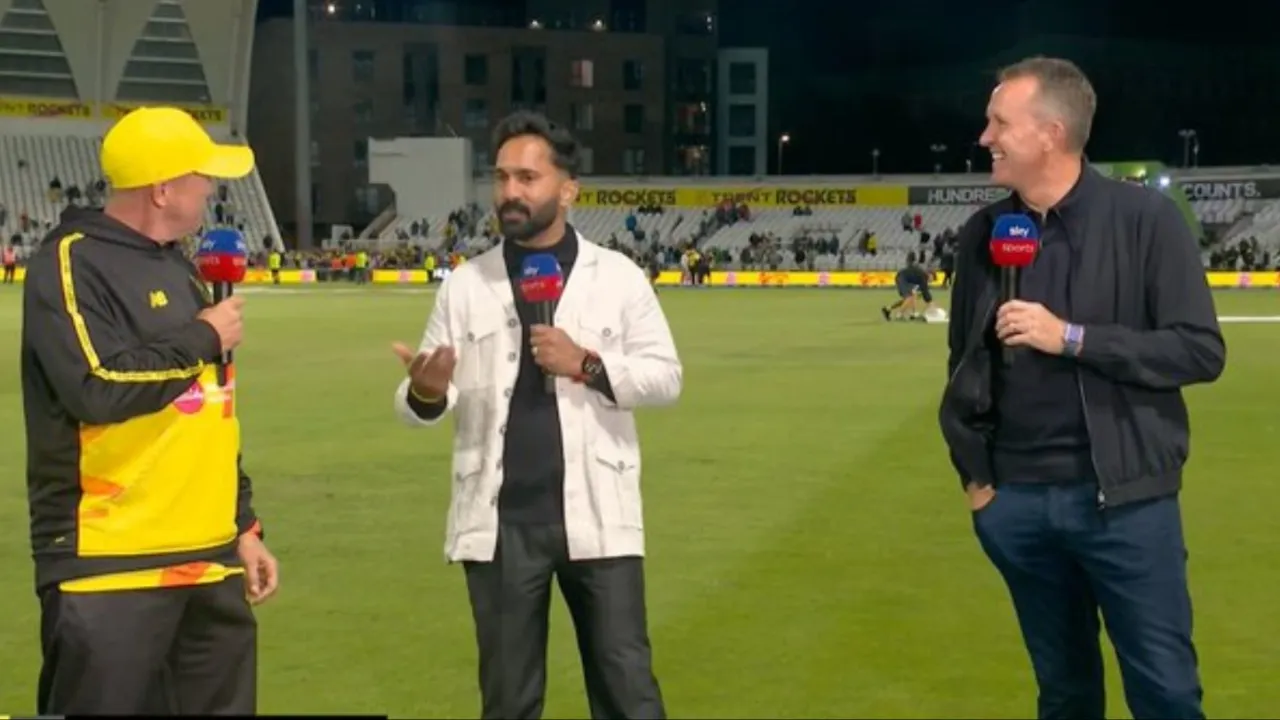 Andy Flower shocks Dinesh Karthik. 