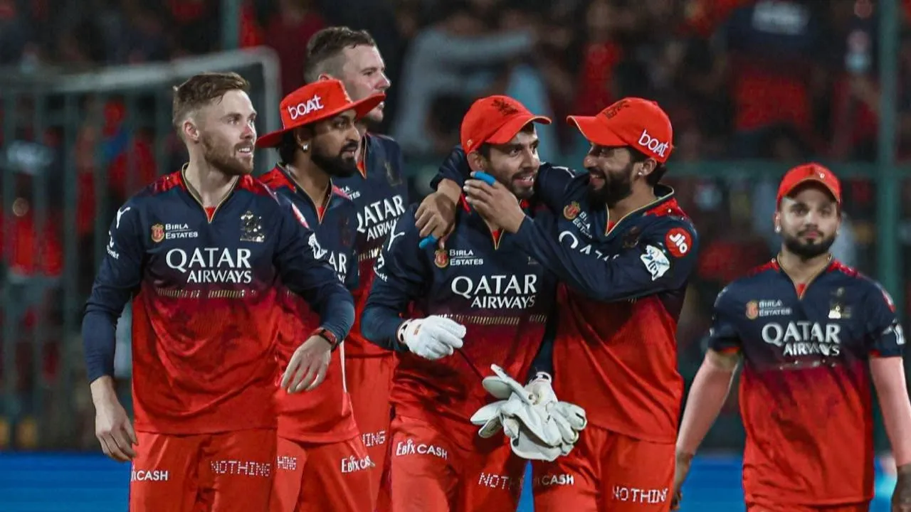 RCB-team-with-Phil-Salt.webp