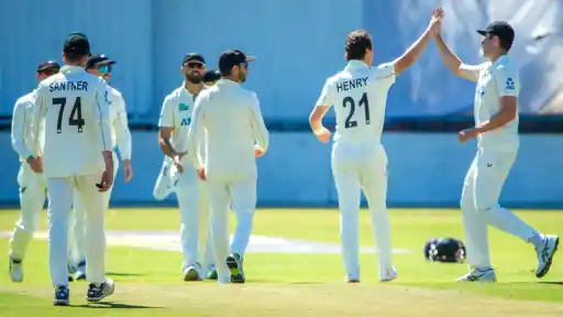 New Zealand name replacement of injured pacer.