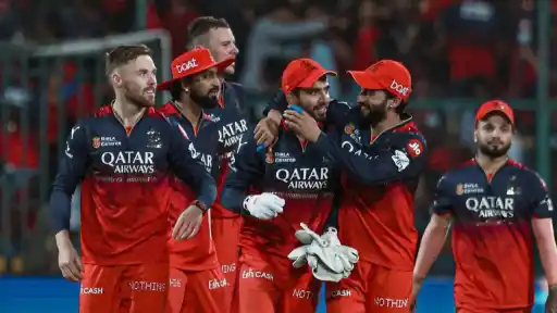 RCB-team-with-Phil-Salt.webp