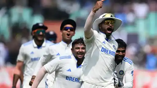 Sarfaraz-Khan-with-Indian-Test-team.webp
