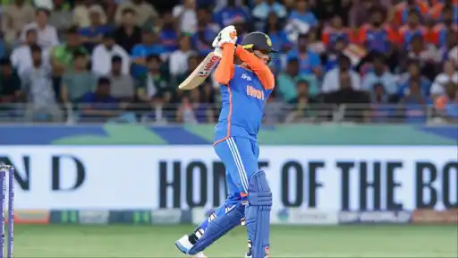 Abhishek Sharma smashes Shaheen Shah Afridi for huge six.