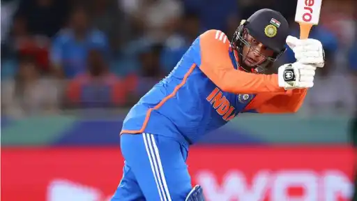 Abhishek Sharma smashes Mohammed Nadeem for 19 runs. 