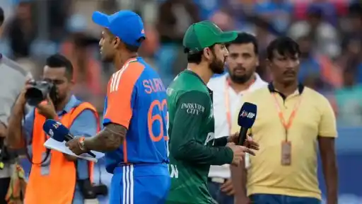 Ravi-Shastri-Caught-Up-with-Surya,-Waqar-in-Talks-with-Salman-Ali-Agha-in-IND-vs-PAK-Asia-Cup-2025-Final.webp