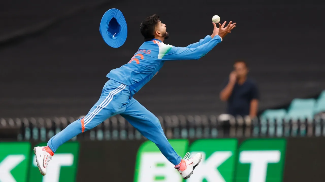 Shreyas Iyer's fabulous catch dismisses Alex Carey. 