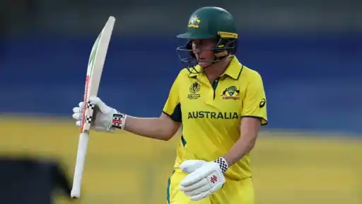 Beth Mooney's masterclass century fights for Australia against Pakistan.