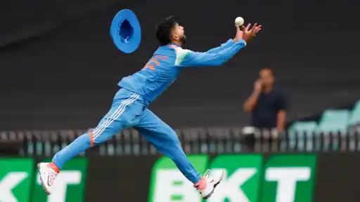 Shreyas Iyer's fabulous catch dismisses Alex Carey. 