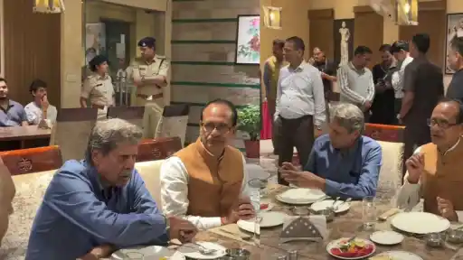 Kapil Dev cheers for India during Women's World Cup 2025 semifinal.
