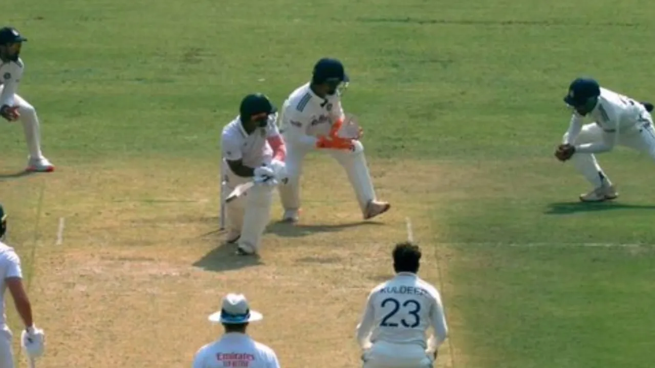 Kuldeep Yadav dismisses Temba Bavuma during IND vs SA 1st Test. 