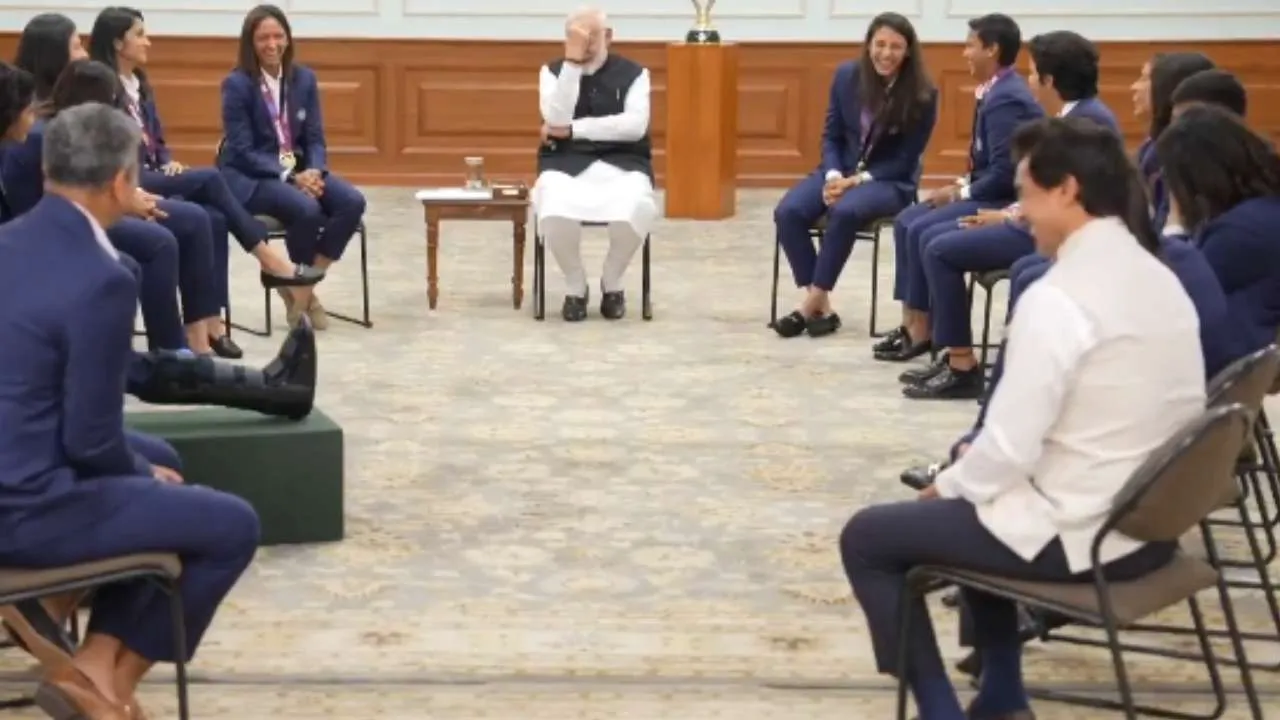 PM-Modi-with-India-women's-team.webp