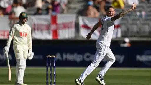 Brydon Carse dismisses Usman Khawaja on 2.