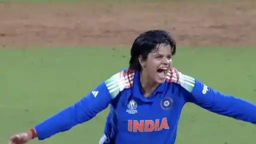 Shafali Verma stuns with two wickets in two overs in IND-W vs SA-W Final of Women's Cricket World Cup 2025