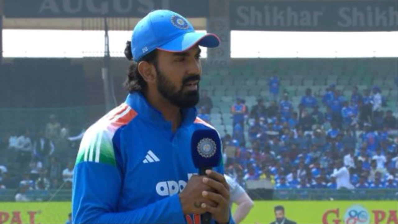 KL Rahul’s left-hand trick wins toss. 