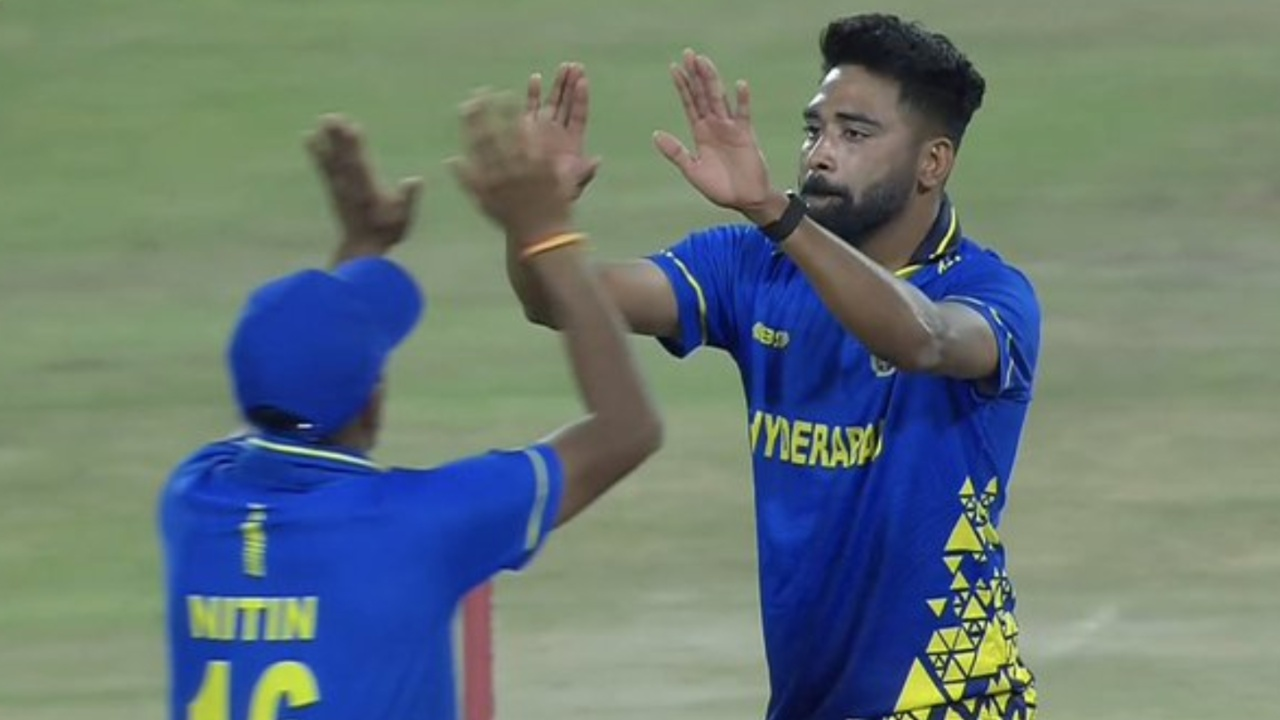 Mohammad Siraj shows great sportsmanship. 