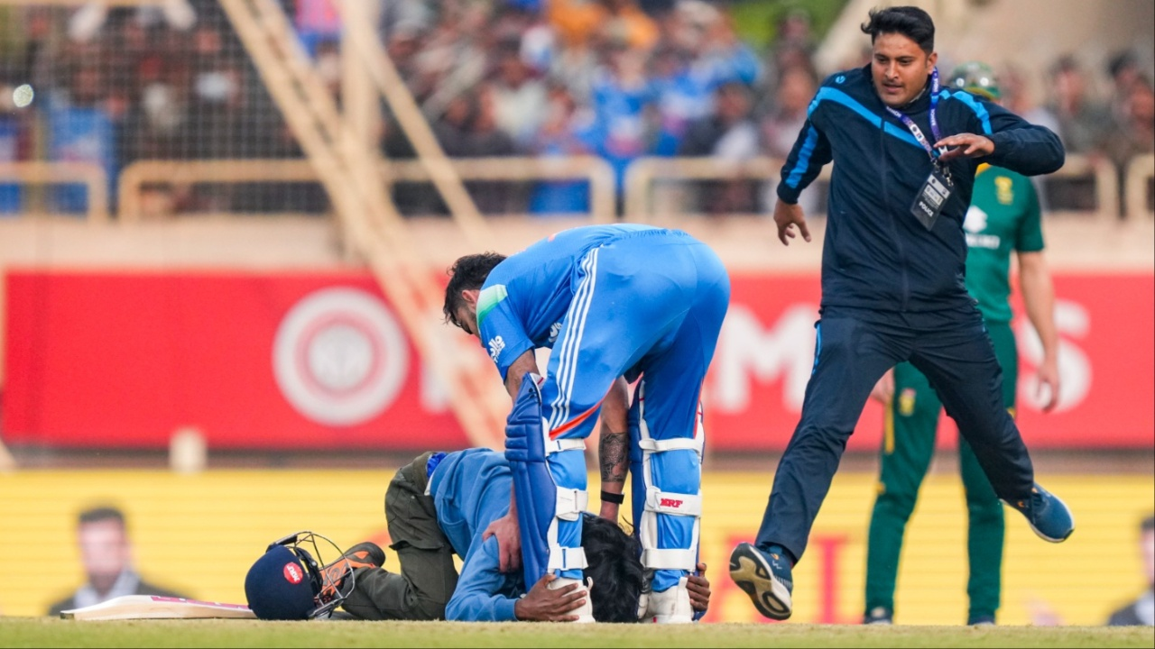 Fan breaches security to touch Virat Kohli’s feet. 