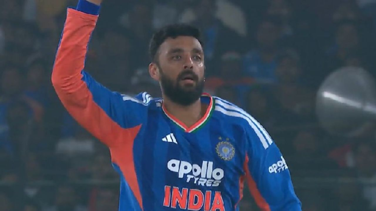 Varun Chakravarthy took two back-to-back wickets