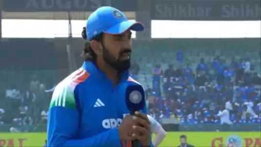 KL Rahul’s left-hand trick wins toss. 