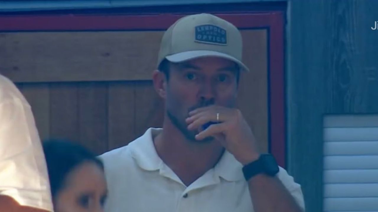AB de Villiers seen vaping on live TV