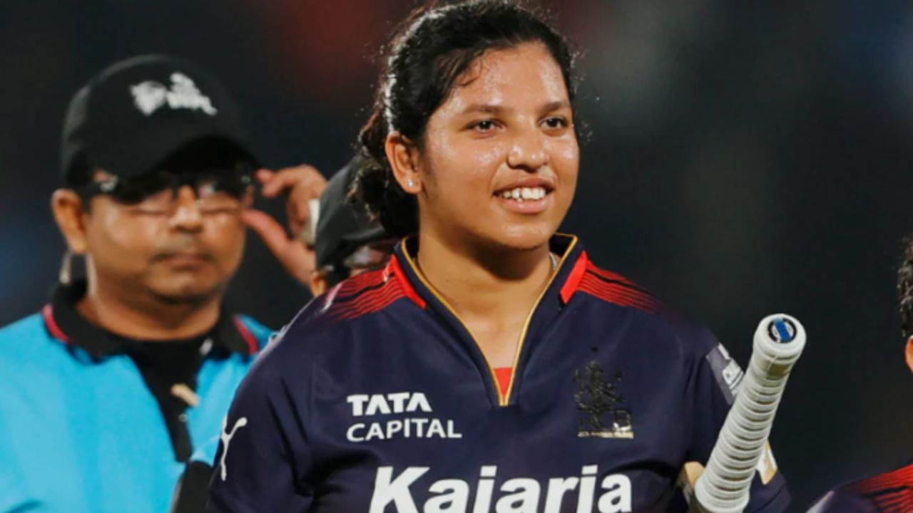 Watch: Richa Ghosh hit three consecutive sixes