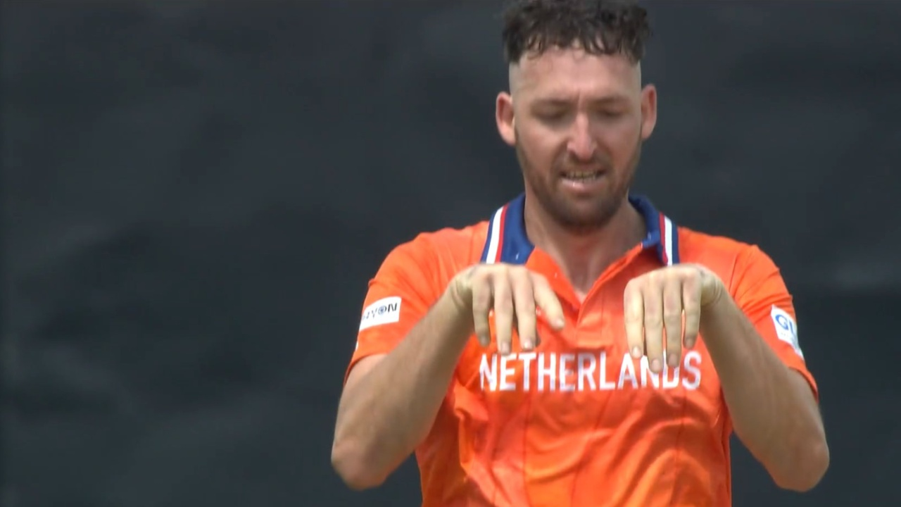 Paul Van Meekeren bowls double-wicket maiden over