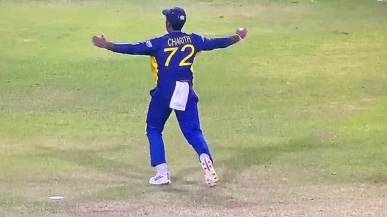 Charith Asalanka’s superb diving catch dismisses Mitchell Santner