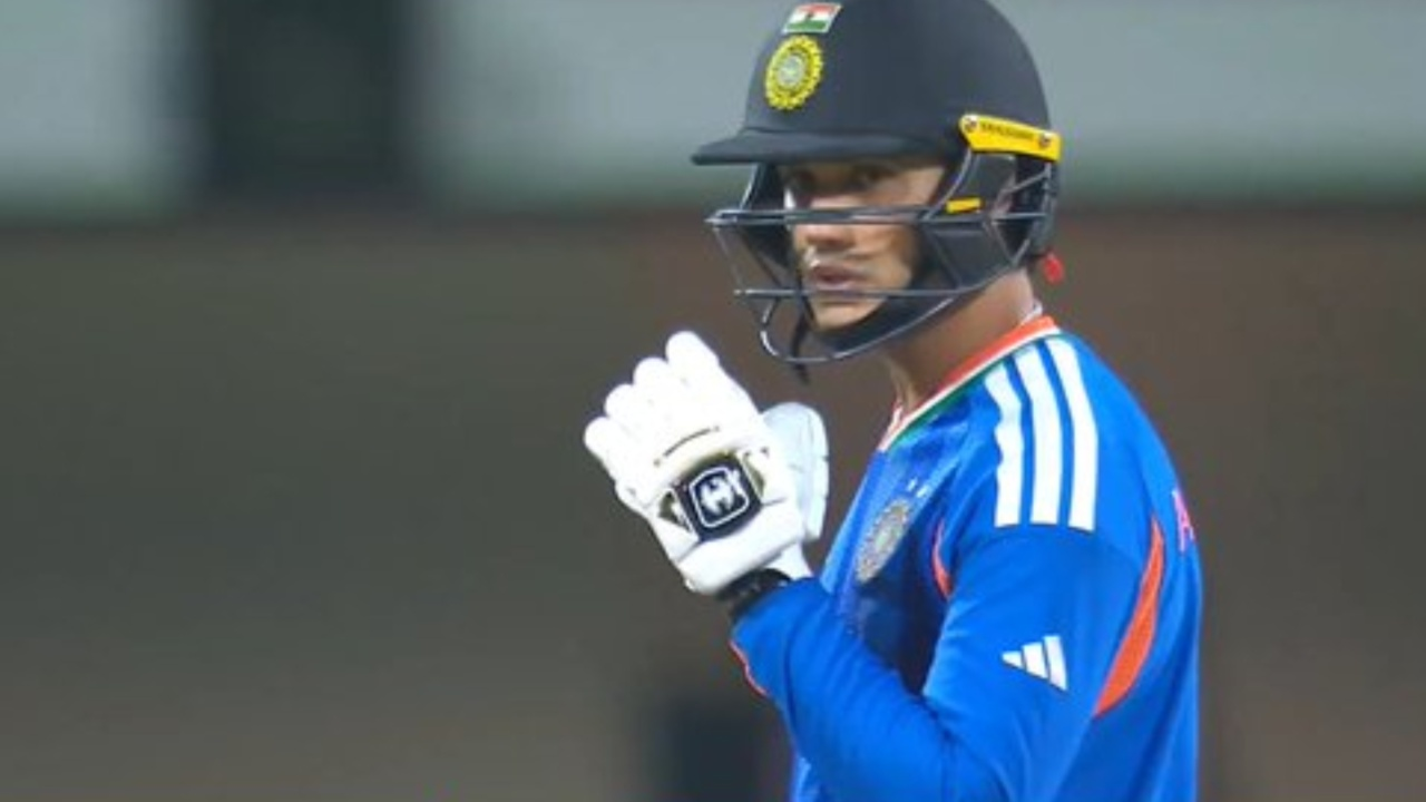 Abhishek Sharma smashes Tinotenda Maposa for two fours and one six