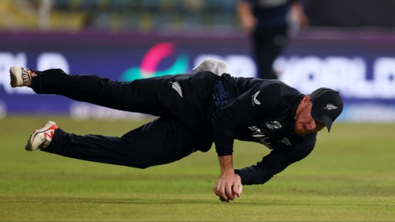 Glenn Phillips' outrageous catch dismisses Jacob Bethell