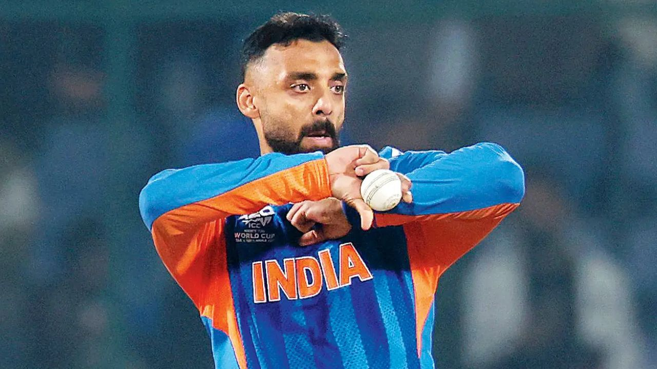 Varun Chakravarthy during bowling