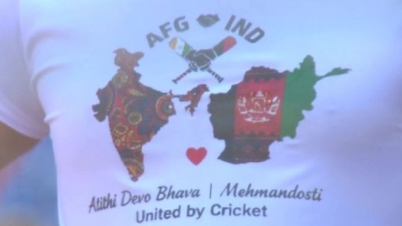  a fan in the stadium caught everyone’s eye by wearing a jersey with the message “Atithi Devo Bhava