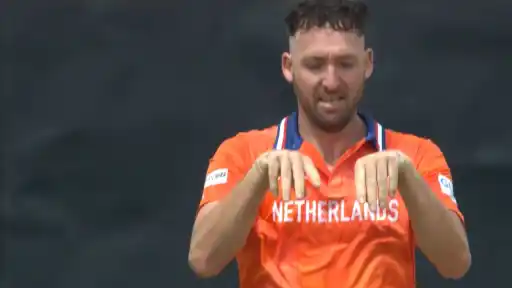 Paul Van Meekeren bowls double-wicket maiden over