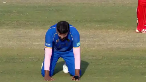 Junaid Siddique records 5/35