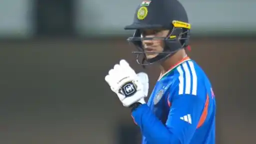 Abhishek Sharma smashes Tinotenda Maposa for two fours and one six