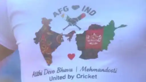 a fan in the stadium caught everyone’s eye by wearing a jersey with the message “Atithi Devo Bhava