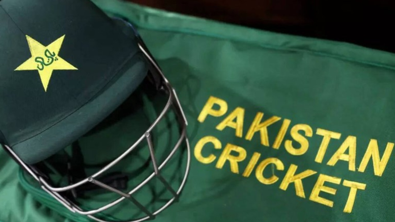 Pakistan star announces surprise retirement
