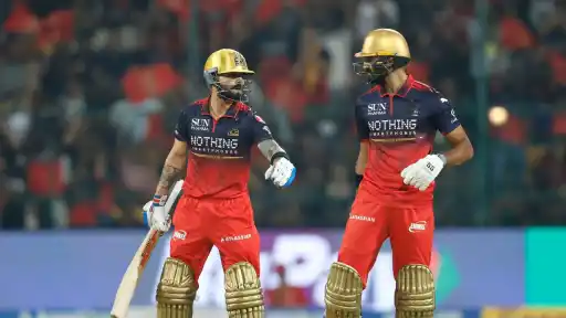 Fans celebrate RCB’s 6-wicket win