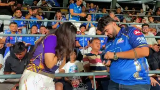 MI fan proposes to KKR supporter