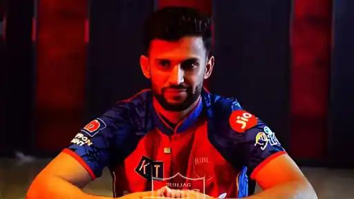Azmatullah Omarzai returns to Afghanistan