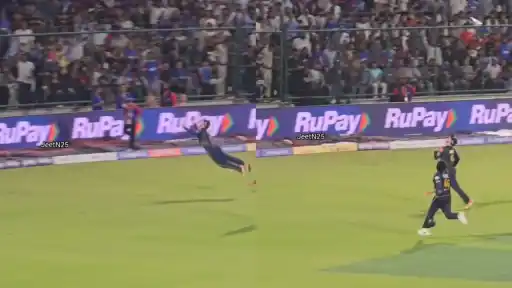Glenn Phillips superb diving catch