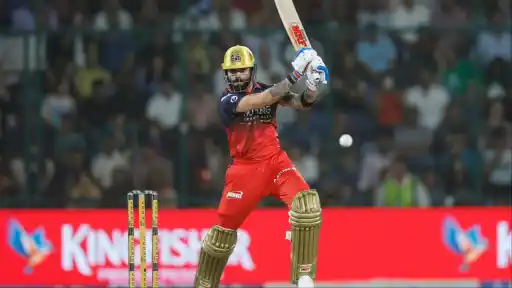 Virat Kohli completes 9000 IPL runs