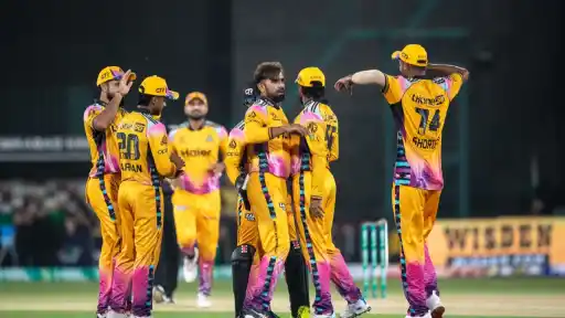 Peshawar Zalmi beat Hyderabad Kingsmen by 4 wickets